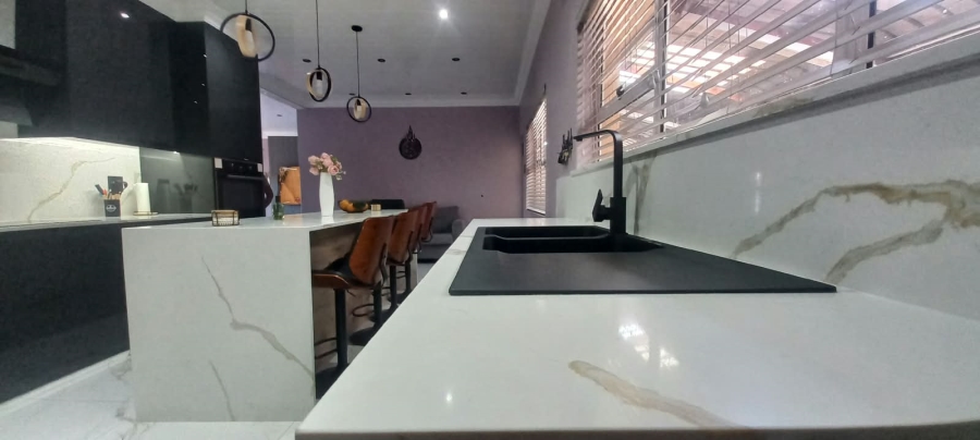 5 Bedroom Property for Sale in Belgravia Western Cape